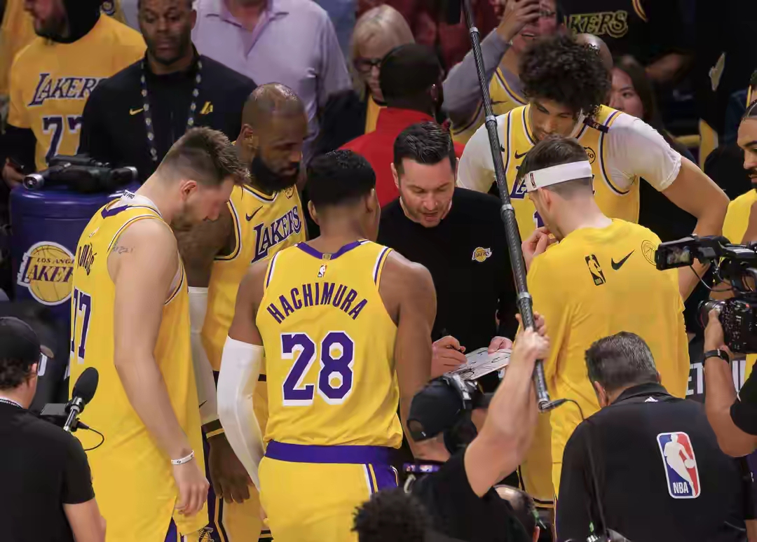 星空体育包含东契奇与80激战曼联分钟，夺冠胜负难料！，德约科维奇焦点对战引发球迷热议的词条